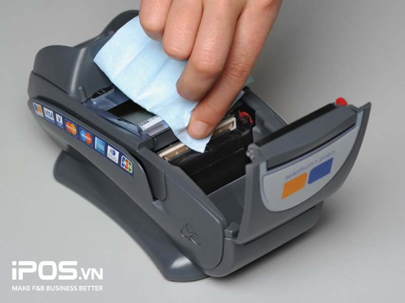 Máy in nhiệt không nhất thiết phải vệ sinh quá nhiều lần do chúng không tiếp xúc nhiều với nhân viên, thực khách