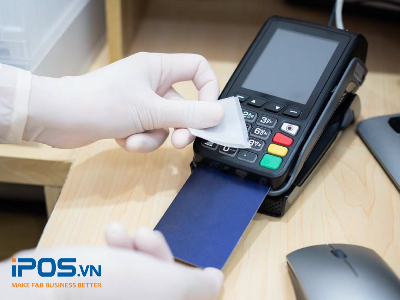 Ưu tiên vệ sinh máy quẹt thẻ thanh toán thường xuyên vì chúng tiếp xúc với cả nhân viên và thực khách nhiều nhất