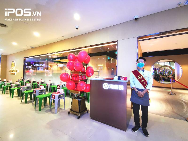 Nhân viên Haidilao được đào tạo bài bản và thành thục với phương châm phục vụ từ A đến Z