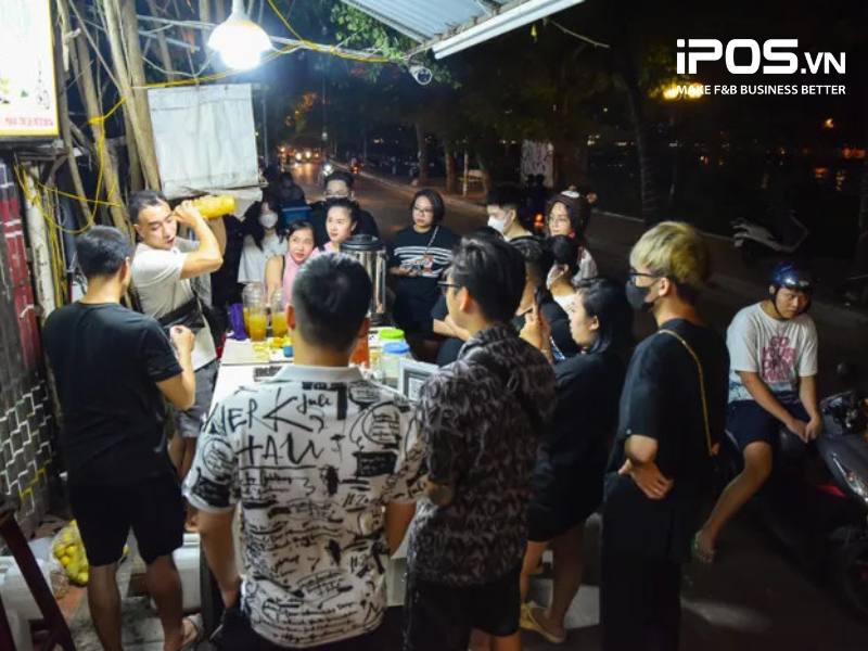 Món trà chanh “giã mỏi nhừ tay” khiến khách quây kín mỗi tối ở vỉa hè Hà Nội