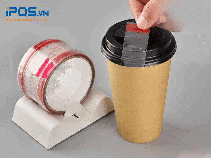 Quán cần cố định thêm phần miệng cốc bằng băng dính để tránh bật nắp