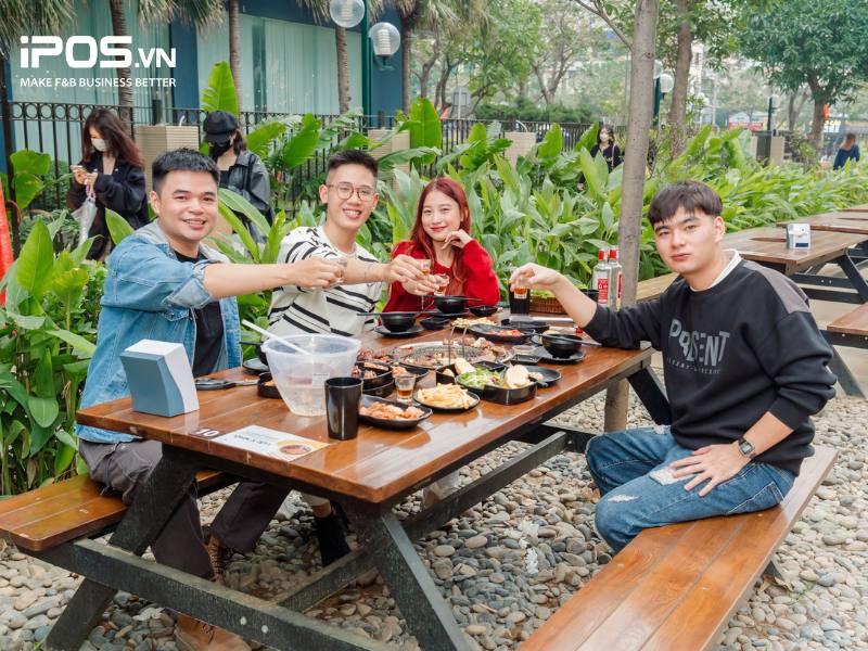 Đối tượng khách hàng chủ yếu của quán nướng sân vườn sẽ là gia đình và nhóm bạn bè