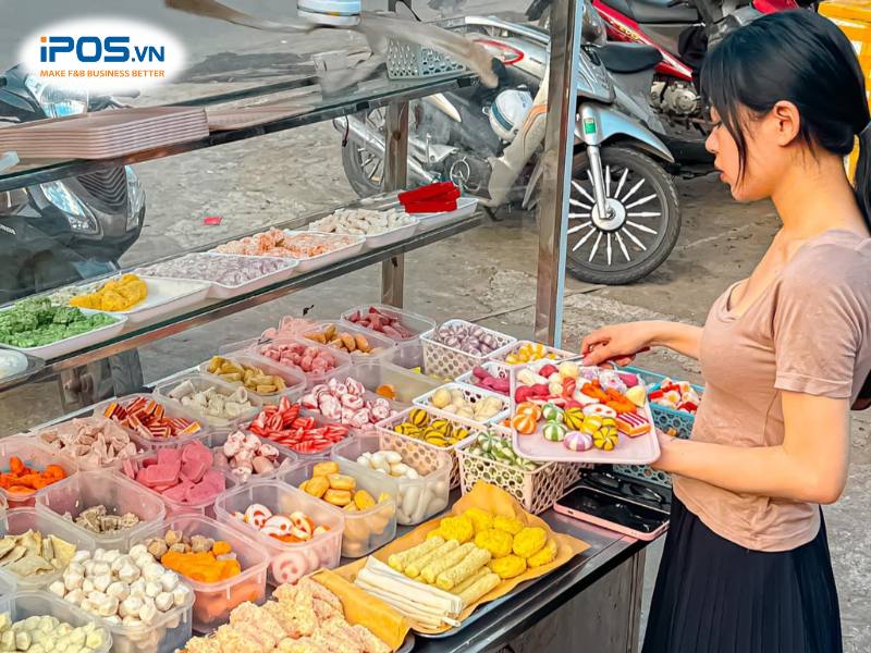 Đối tượng khách hàng chủ yếu của quán buffet xiên que thường là người trẻ tuổi