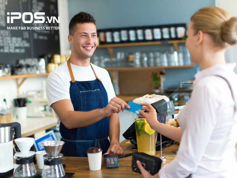 Hãy đào tạo nghiệp vụ để nhân viên có thể làm việc tại cả hai vị trí phục vụ và thu ngân
