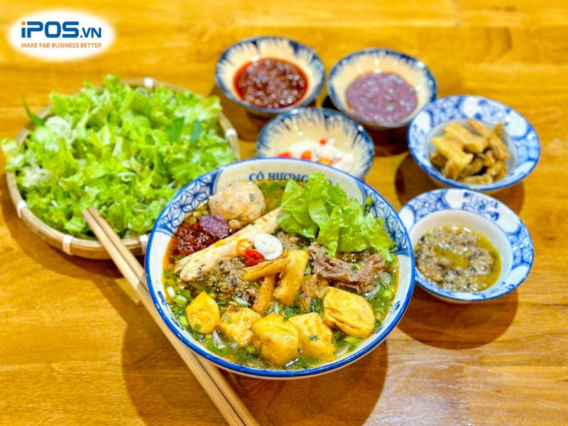 Chỉ từ 25K bạn đã có một tô bún riêu thập cẩm đủ topping tại quán Bún Riêu Tóp Mỡ Mọc Giòn Cô Hương Béo.