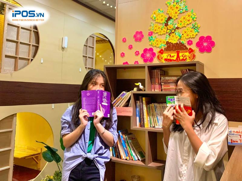 Không gian bên ngoài TINO Coffee In Bed được thiết kế nhẹ nhàng, với tông màu trầm ấm làm chủ đạo