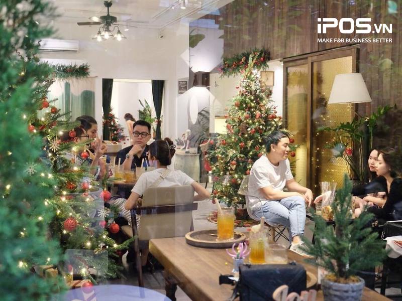 Cây thông Noel được trang trí lấp lánh là điều không thể thiếu trong mỗi mùa Giáng Sinh