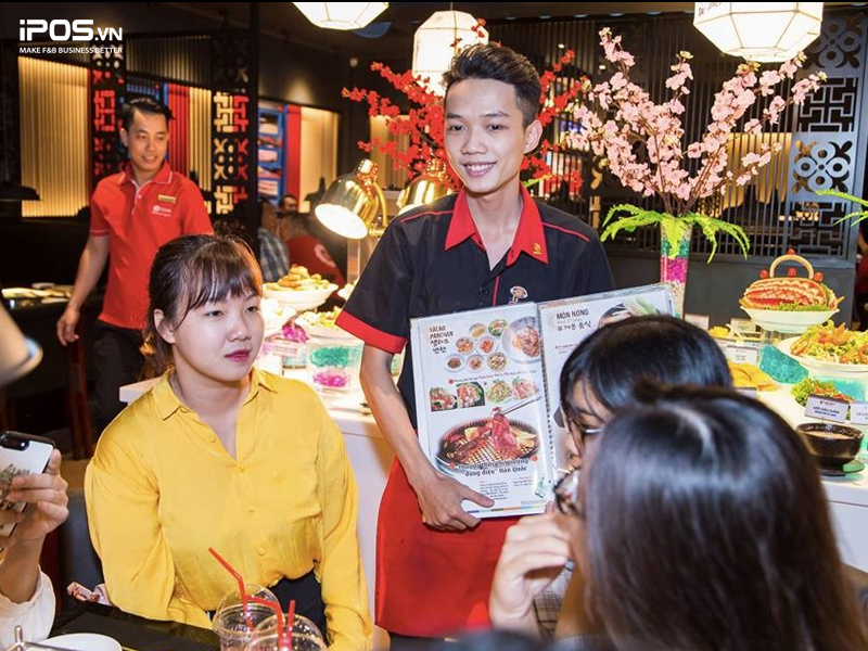 nhân viên quán nướng không khói