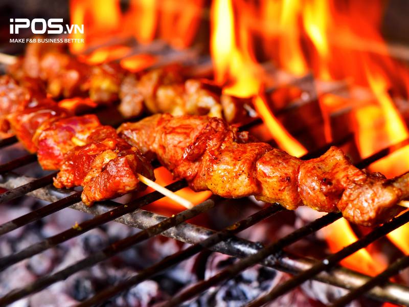 Ý tưởng kinh doanh đồ ăn vặt mùa đông: Thịt xiên nướng