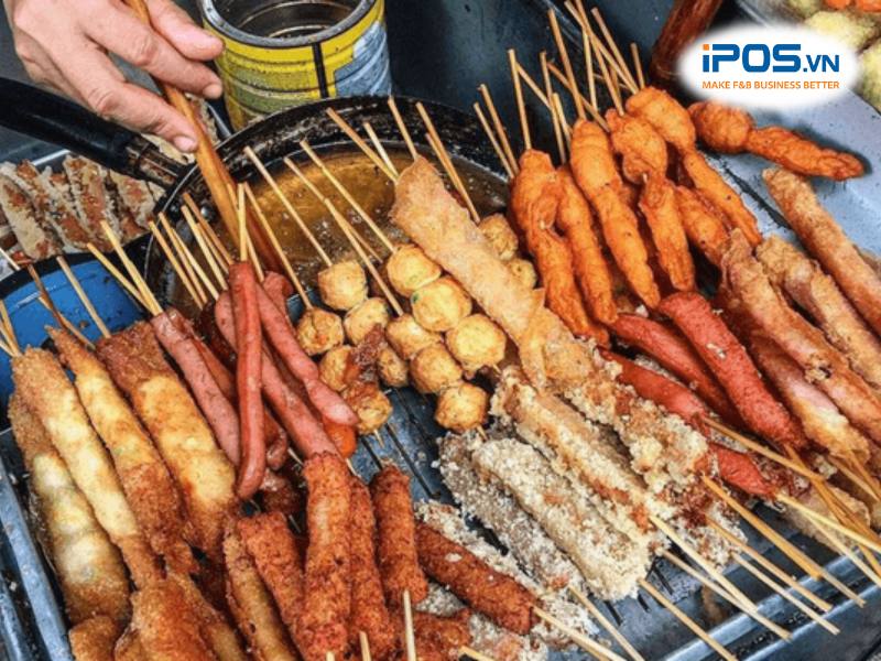 Ý tưởng kinh doanh đồ ăn vặt mùa đông: Xiên ăn vặt, nem chua rán, xúc xích